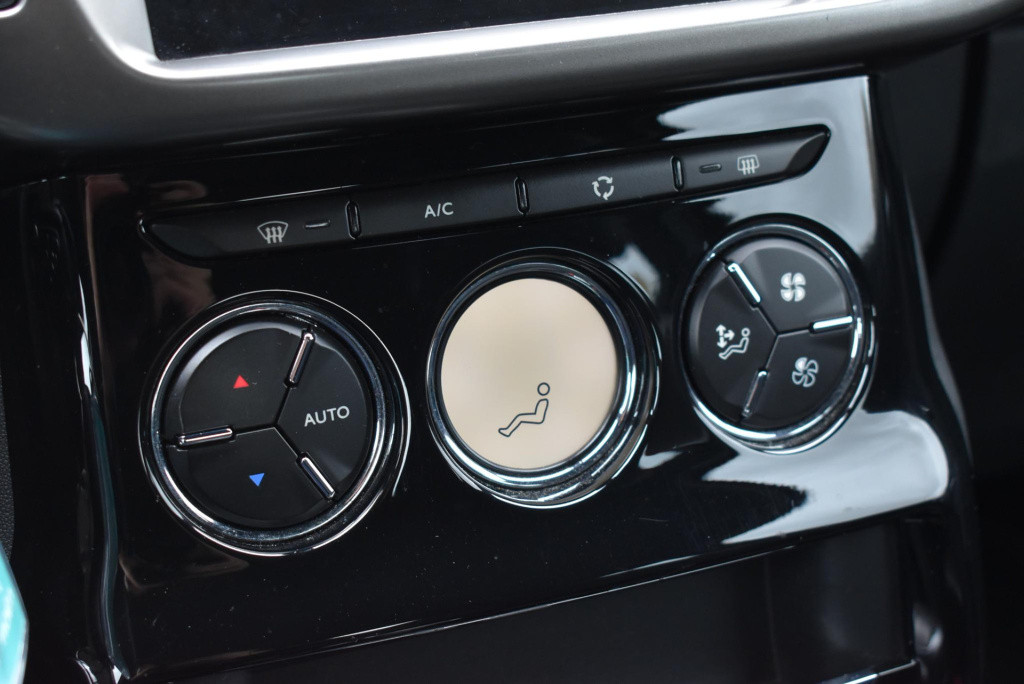 Ds Ds 3 1.2 puretech so chic | cruise control | climate control | navigatie