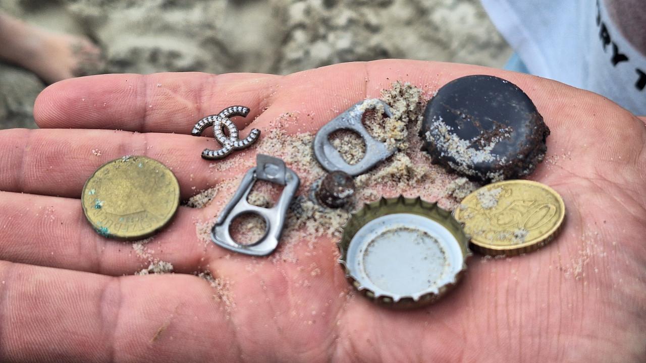 Metaaldetector activiteiten op strand