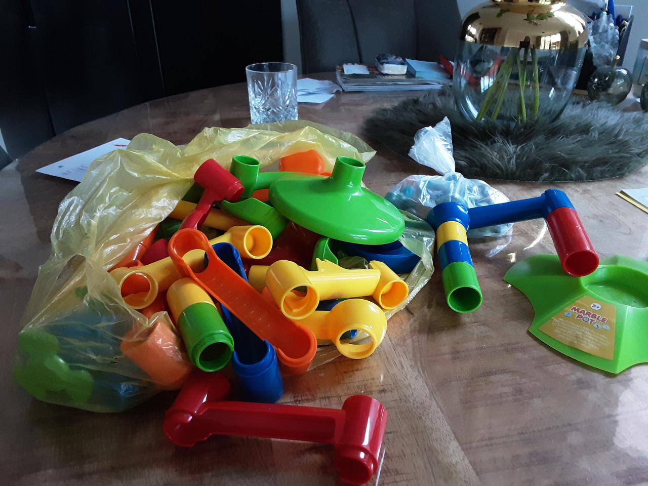 Knikkerbaan  met knikkerputje en knikker