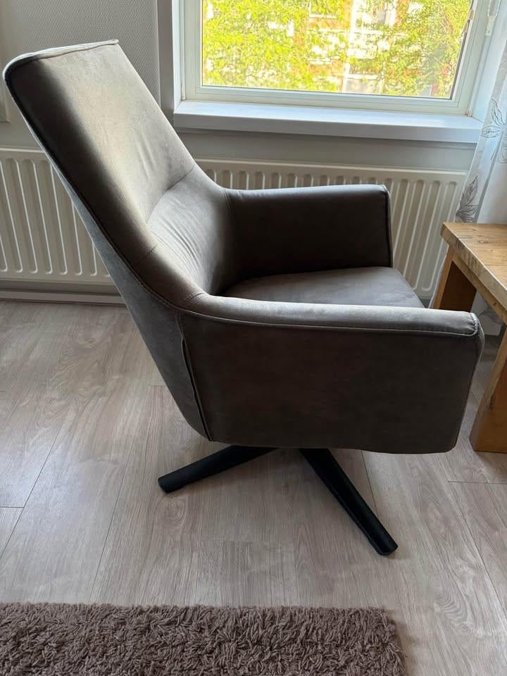 2 bruine draaistoelen