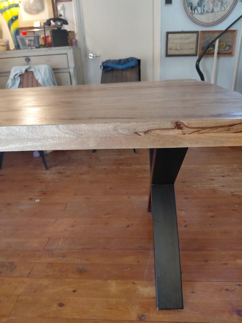Robuuste eettafel nieuwstaat