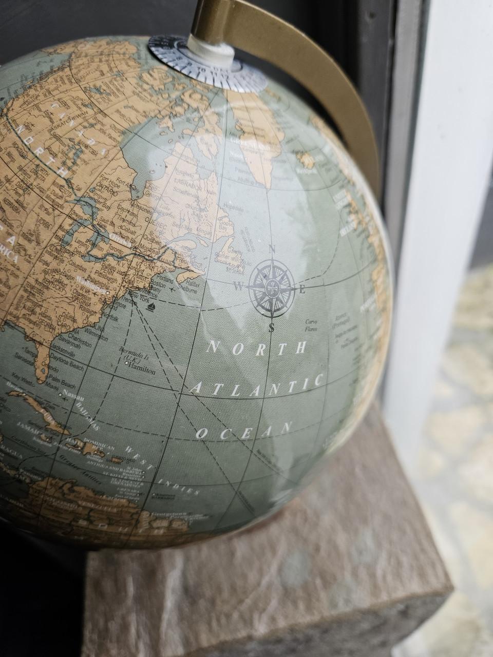 Heel mooie wereldbol met beige en grijze kaart op mango voet