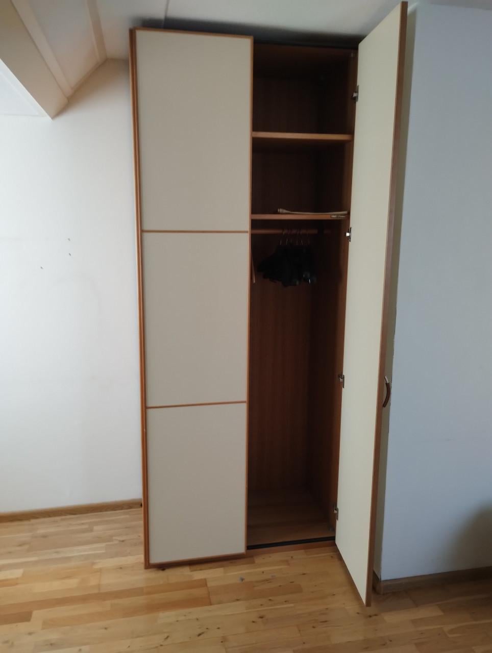 Hoge kleding kast