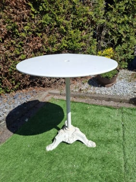 Gietijzeren tafel met metalen blad