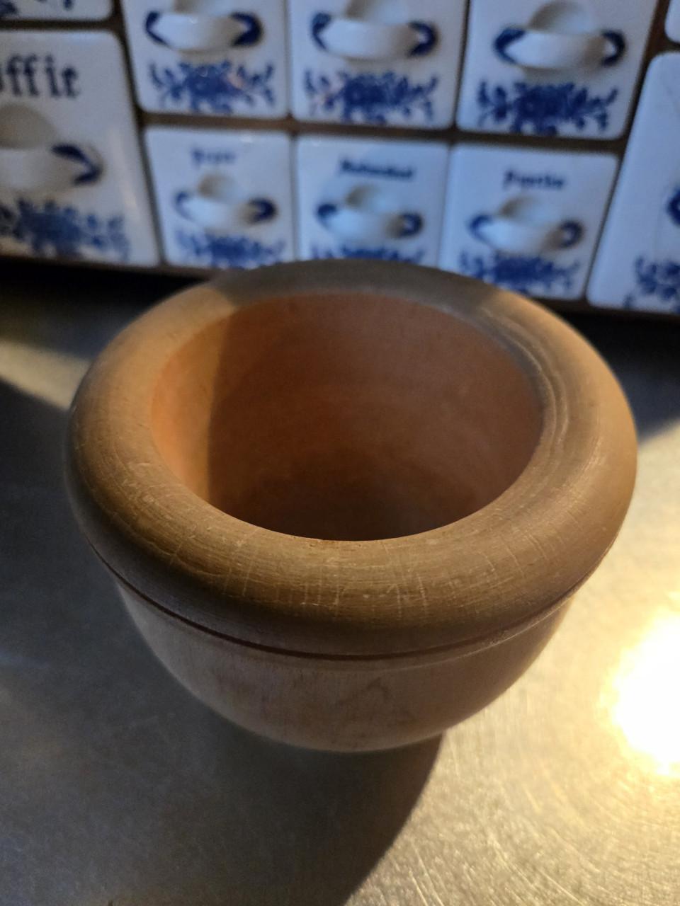 Klassieke houten vijzel met stamper, H 9 cm Ø 11 cm Lengte stamper 16 cm