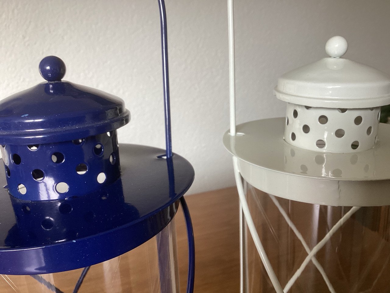 2 vrolijke, zomerse lantaarns