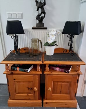 2 originele massief grenen nachtkastjes