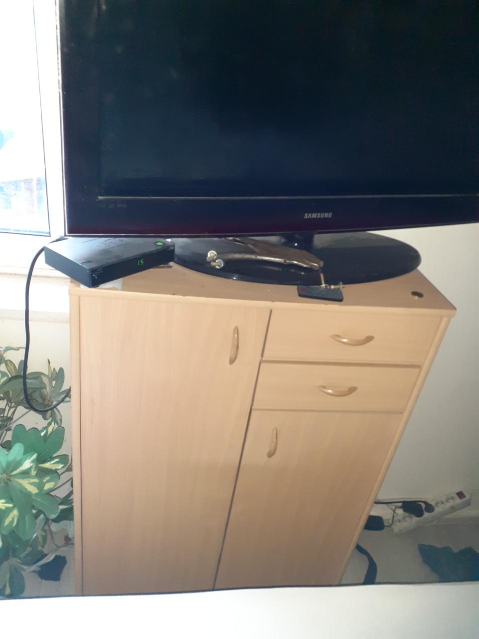 Kastje hoog voor Meiden-kamer..??...voor TV..?