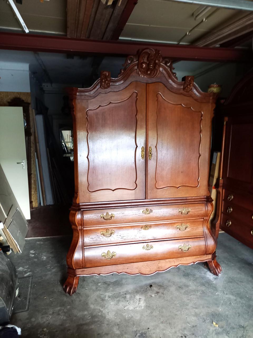 Antiek vol Eikenhouten kabinet