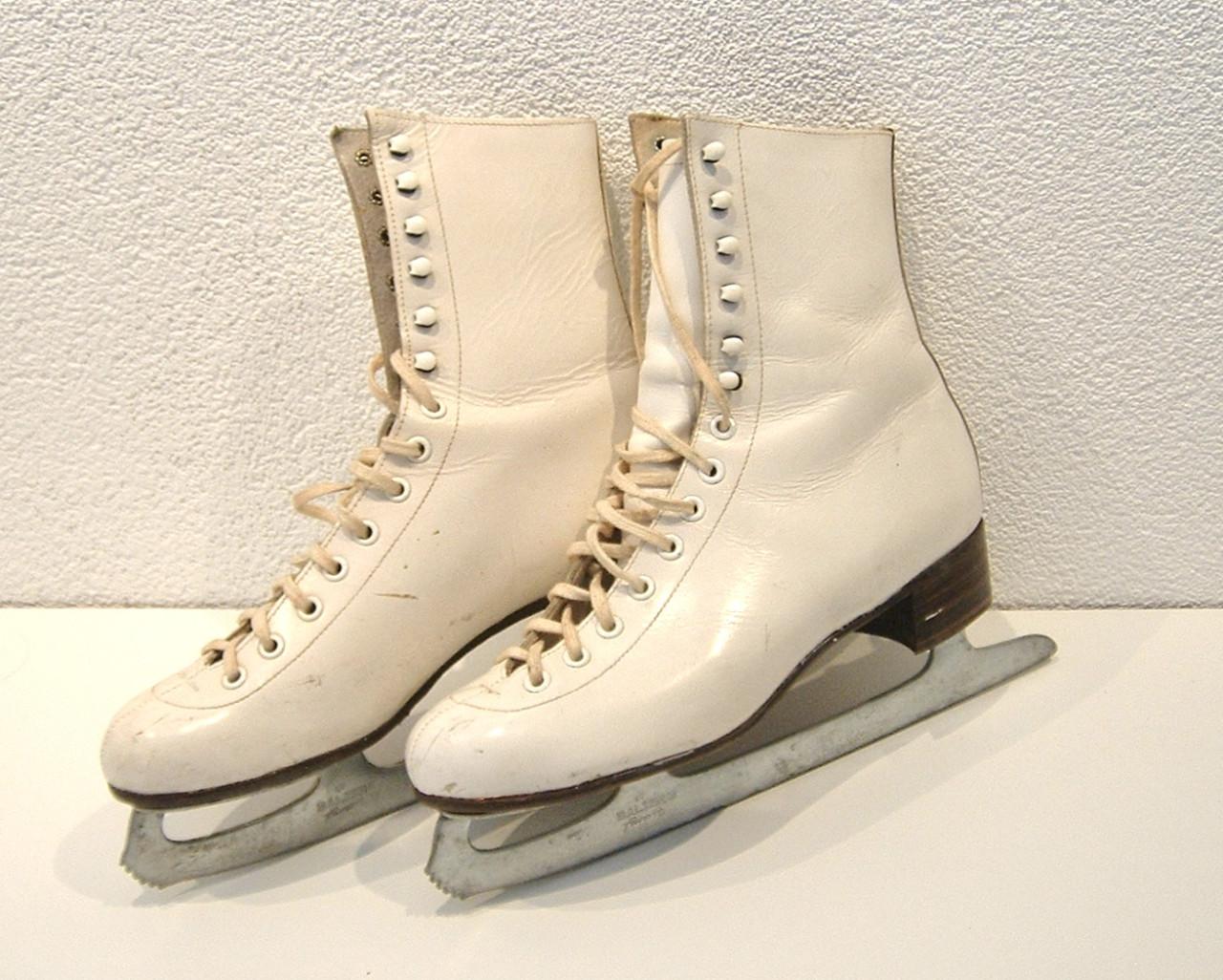 Te koop 1 paar.  Witte Kunstrijschaatsen maat 38