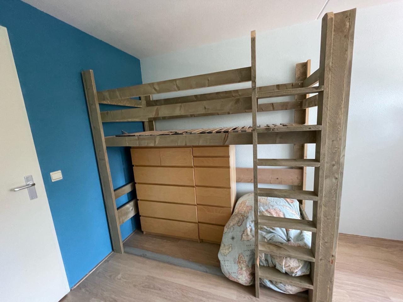 Bed hoogslaper (incl. verstelbare lattenbodem)