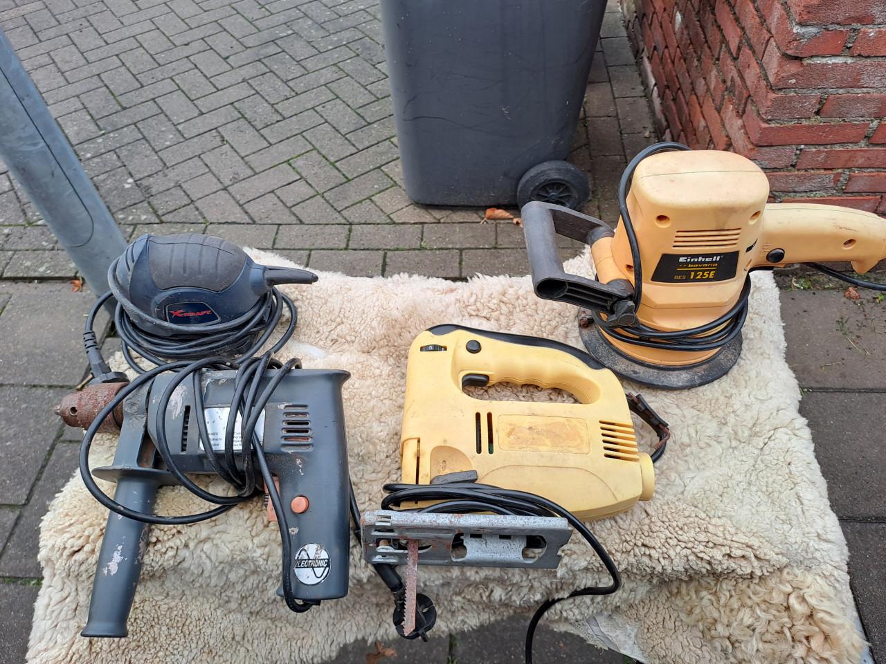 Te koop tuingereedschap frees stoepborstel en nog meer