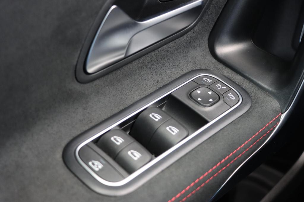 Mercedes-Benz A-Klasse 180 business solution amg 136pk automaat