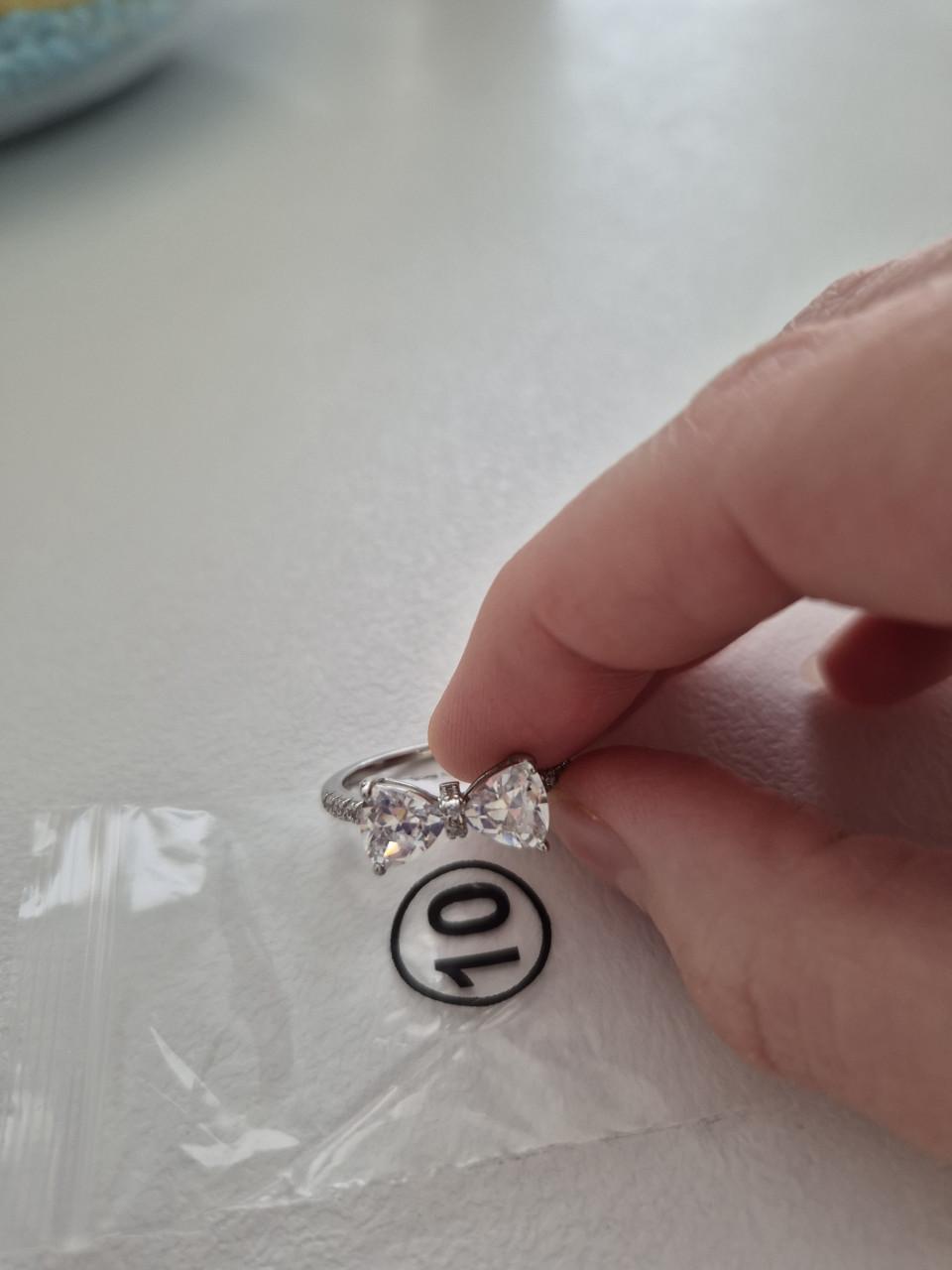 Zilverkleurige ring met strik