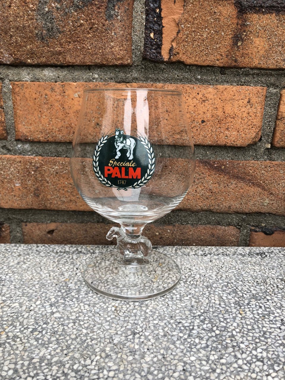 Palm bierglas met paard op de voet van het glas.