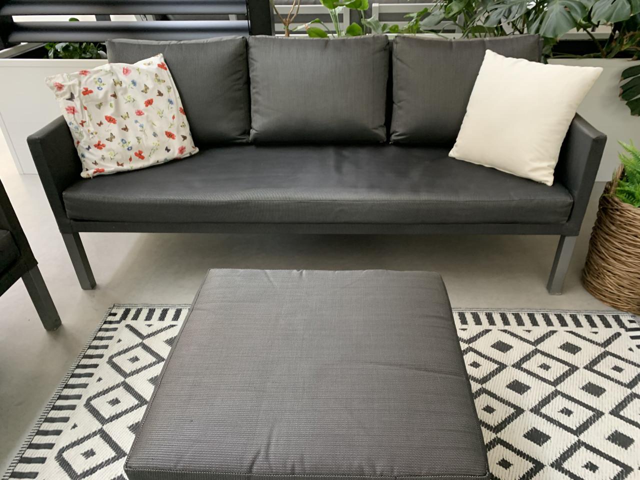 Antracietkleurig All Weather loungeset bank, 4 stoelen en hocker/ tafel.