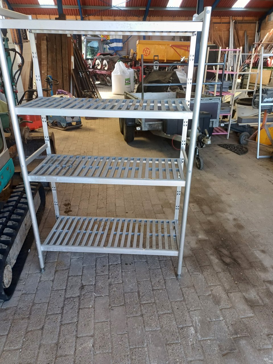 Te koop twee aluminium rekken.