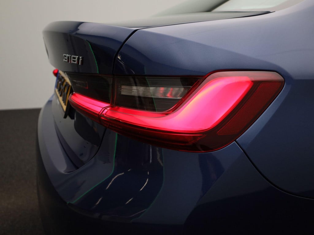 BMW 3-serie 318i business edition | automaat | lmv | half leder | virtual c