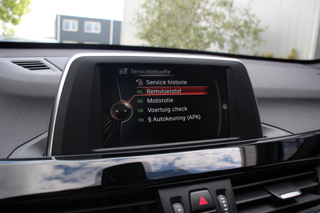 BMW X1 xdrive20i sport line automaat - led - pano - navi - stoel verw - cru