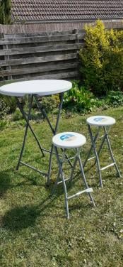 Statafels 2x met 4 krukjes en Tafelrokken. Deze zijn NIEUW