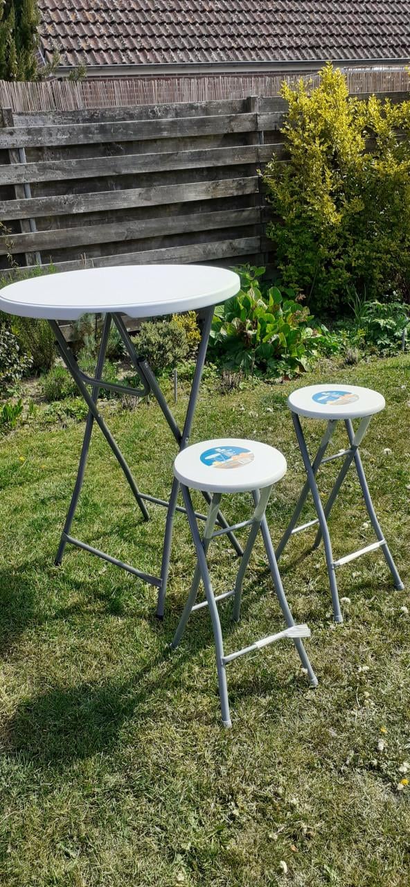 Statafels 2x met 4 krukjes en Tafelrokken. Deze zijn NIEUW
