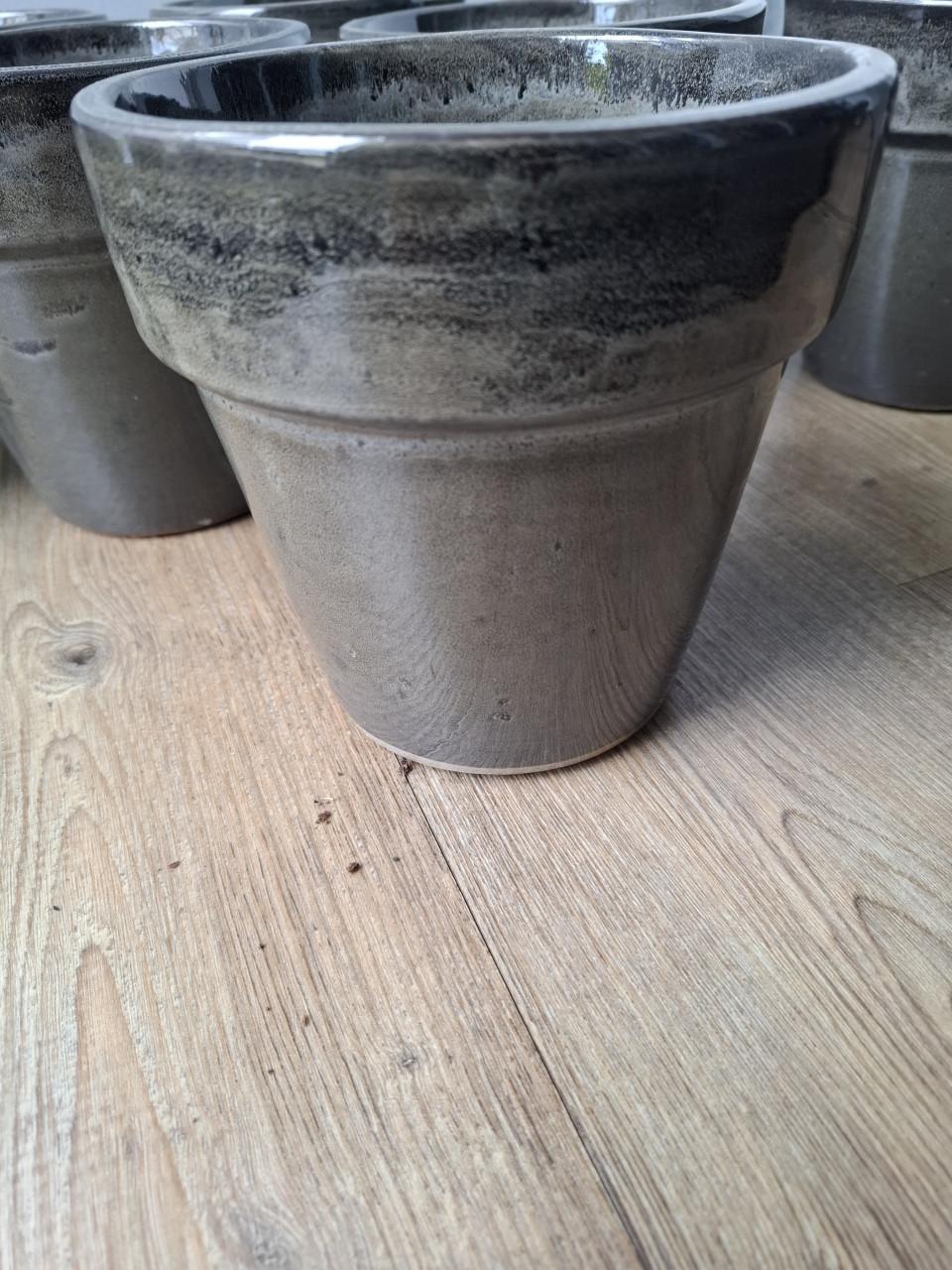 Acht geglazuurde bloempotten