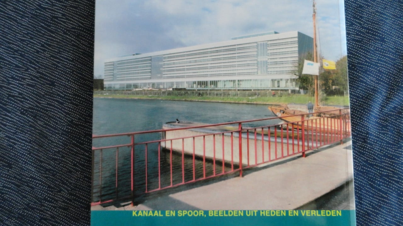 Kantoor aan het kanaal Van zwembad tot kantoor Poelendaele -Middelburg