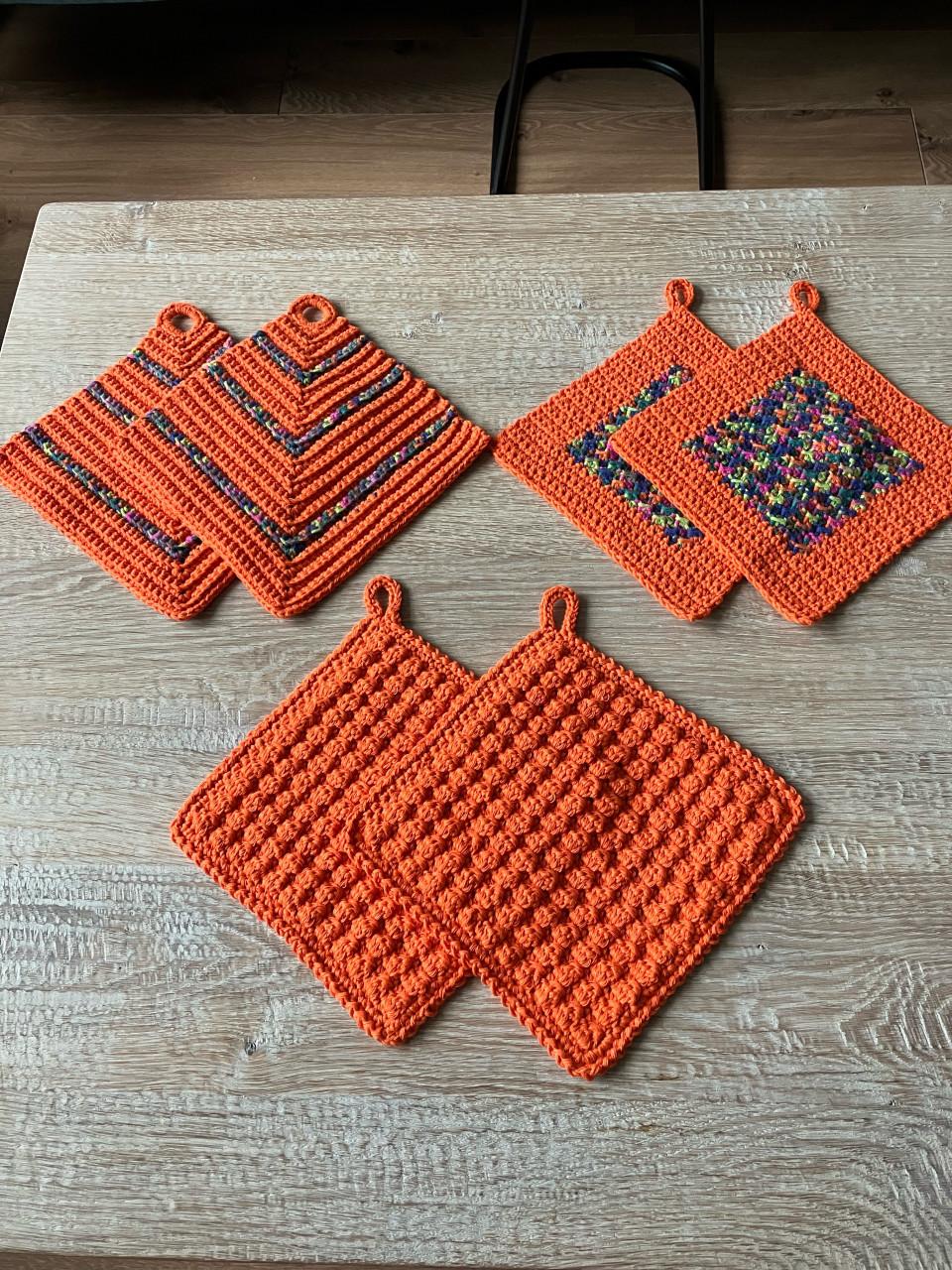 Verschillende nieuwe gehaakte pannenlappen