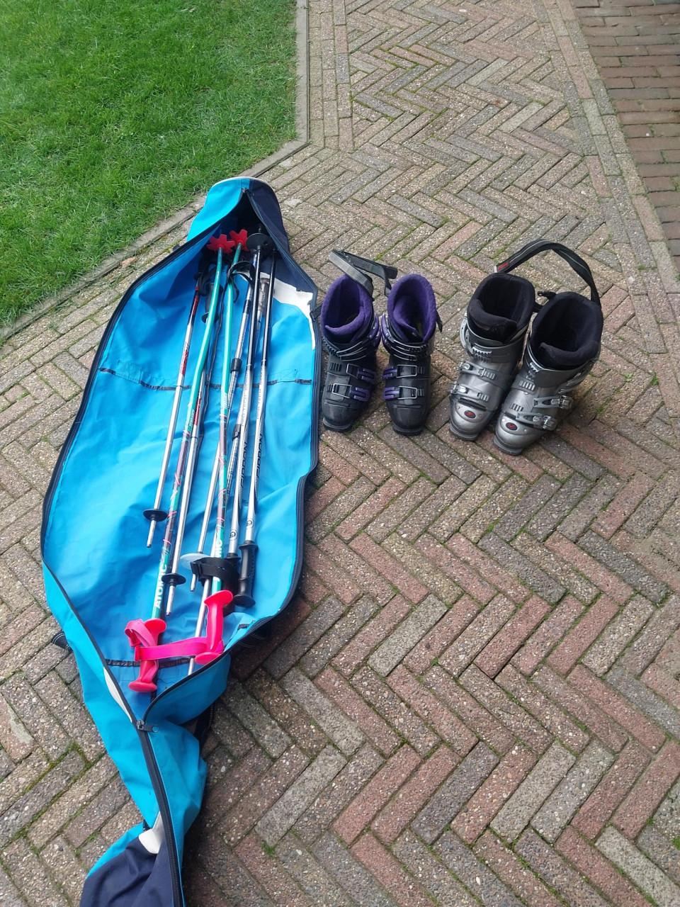 Sneeuwschoenen/jas/legging/handschoenen/skischoenen/ski's