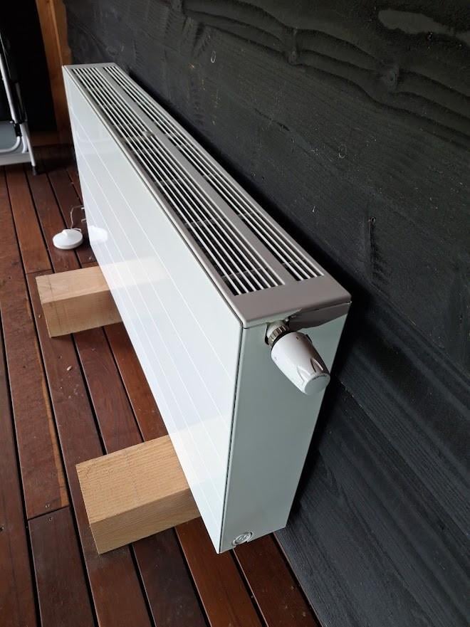 Vlakke radiator 600x1200 mm, 3818watt , kleur verkeerswit.