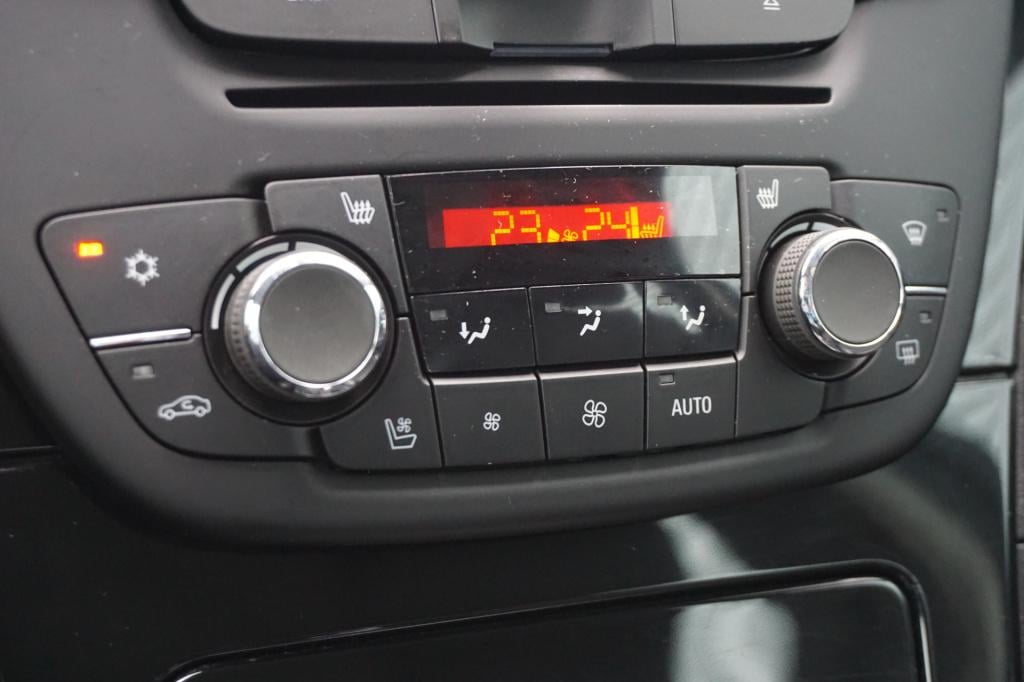 Opel Insignia 1.6 t sport climate / navi / cruise / leder / parkeers. / sto