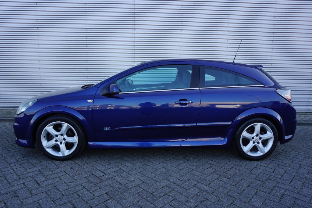 Opel Astra gtc 1.6 cosmo opc-line / xenon / climate / cruise / trekhaak