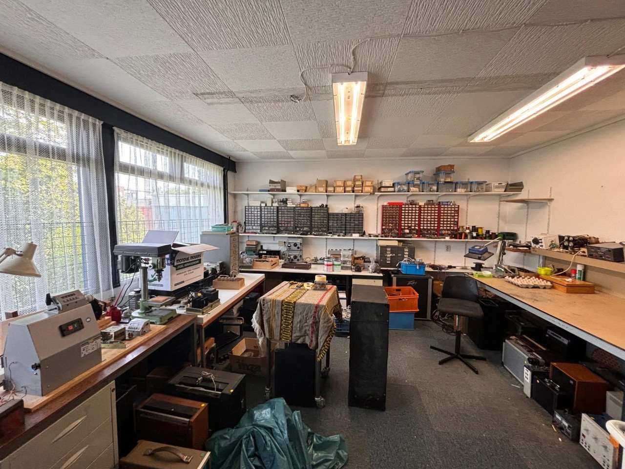 Werkplaats inboedel met audioapparatuur, onderdelen en tools