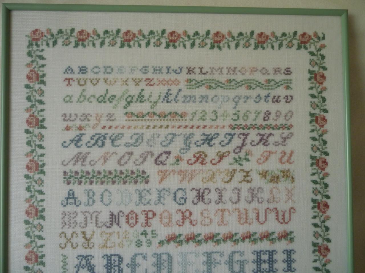 Merklap alfabet in lijst 54x45 cm - voltooid borduurwerk
