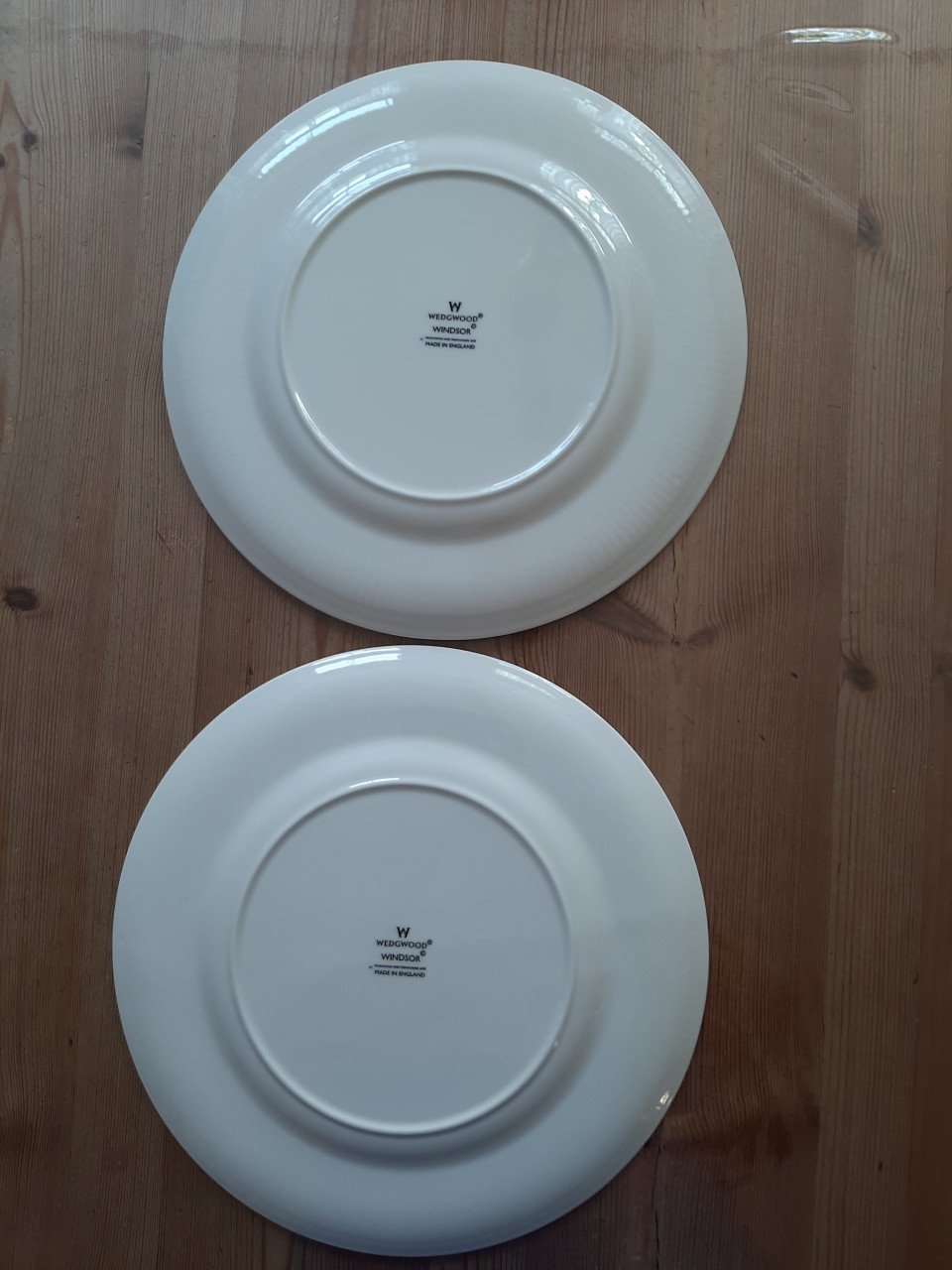 WEDGWOOD WINDSOR - 2  GROTE DINER / ONDERBORDEN - DIAMETER 31 CM