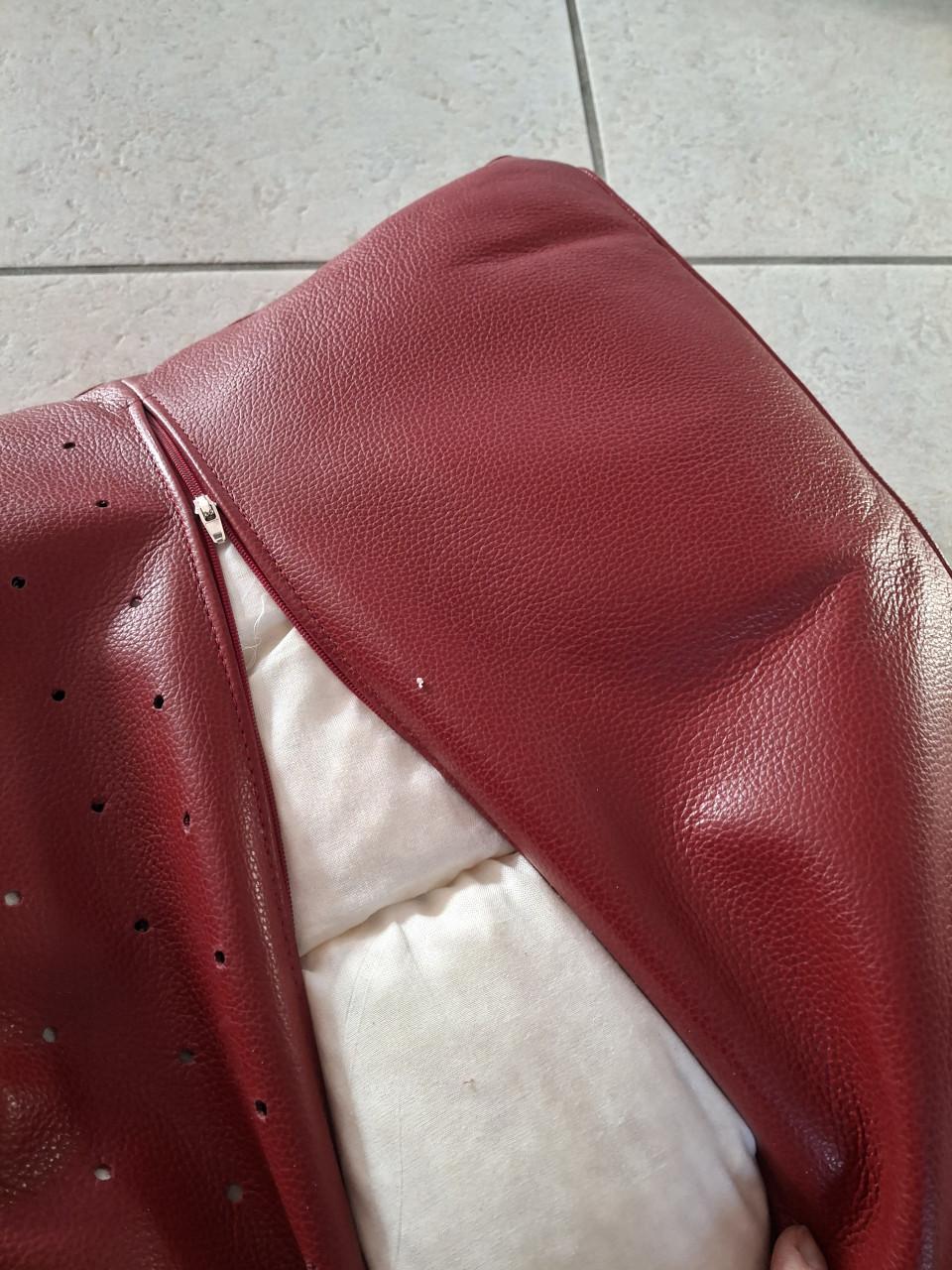 Twee rood leren kussens voor op armleuning