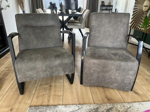 Taupe stoelen met metalen frame