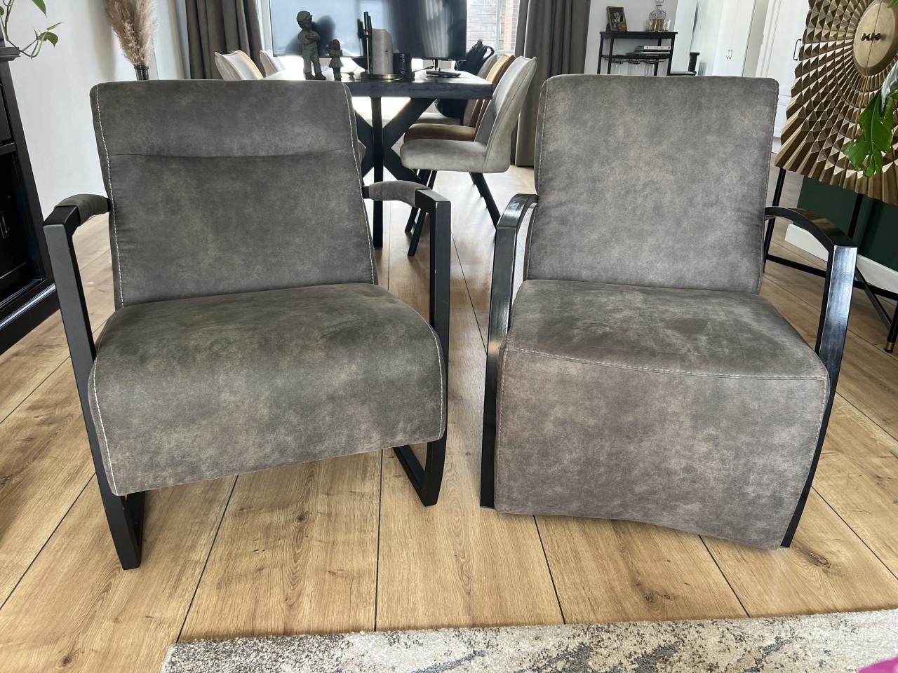 Taupe stoelen met metalen frame