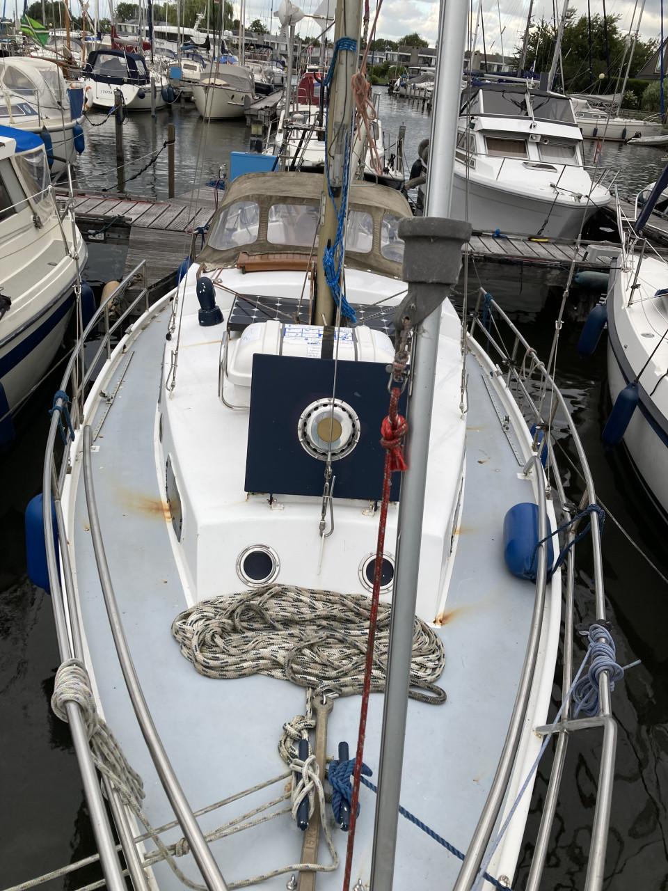 Zeilboot met strijkbare mast