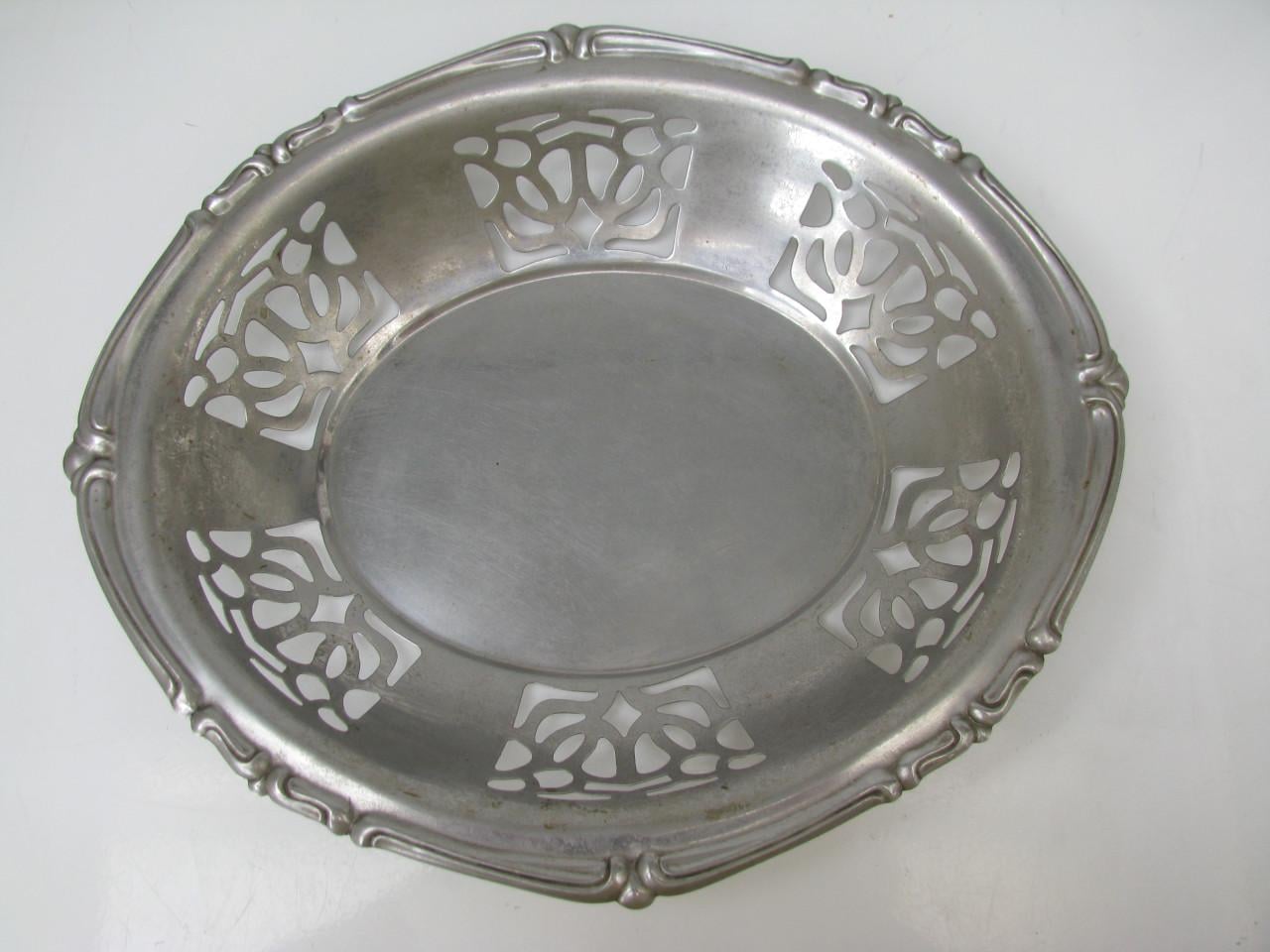 Zilverkleurige schaal.