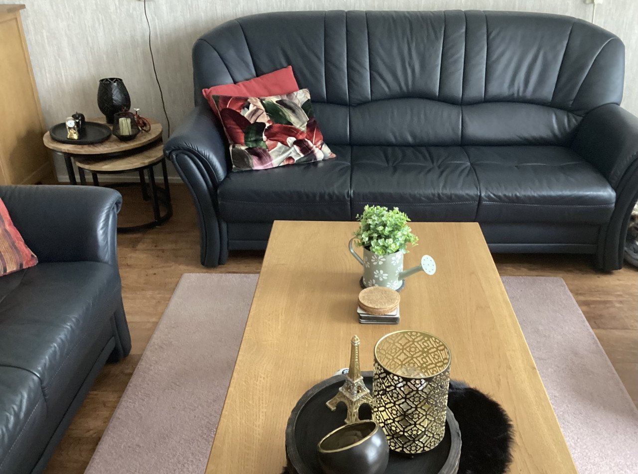 Mooi eiken dressoir, bijpassend tv kastje, lederen bankstel en salontafel