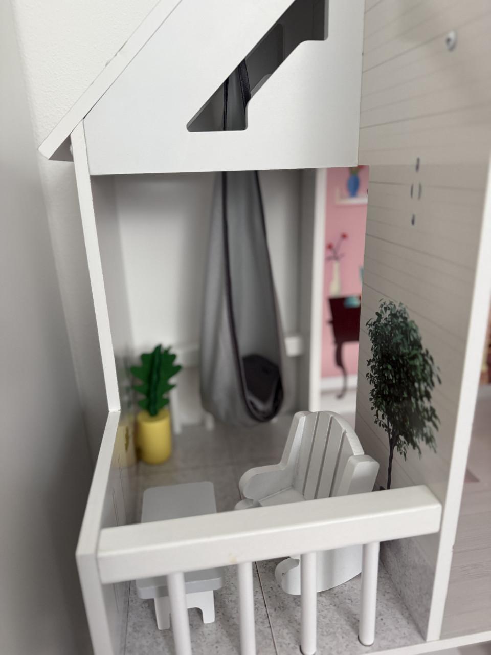 Poppenhuis met meubeltjes