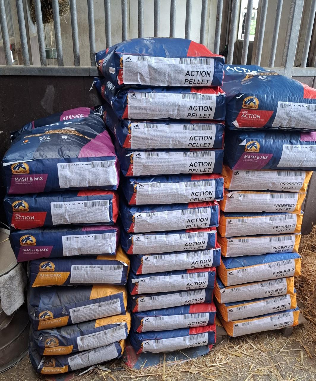 Groot assortiment paardenvoeders en bodembedekking