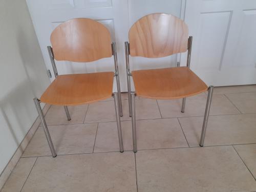 2 stevige stoelen (in goede staat )