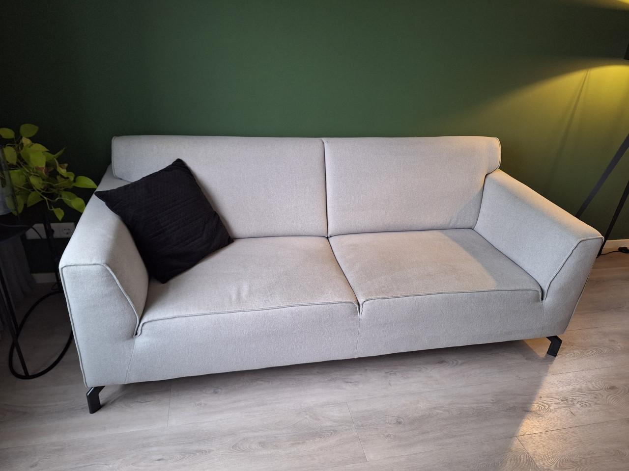 Bank 2,5 zits, Henders & Hazel Novara