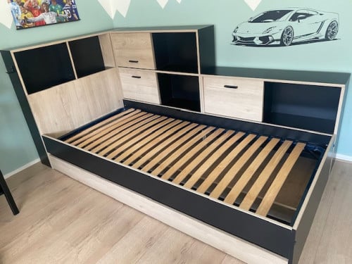 Tienerbed met lattenbodem, matras en veel opbergruimte