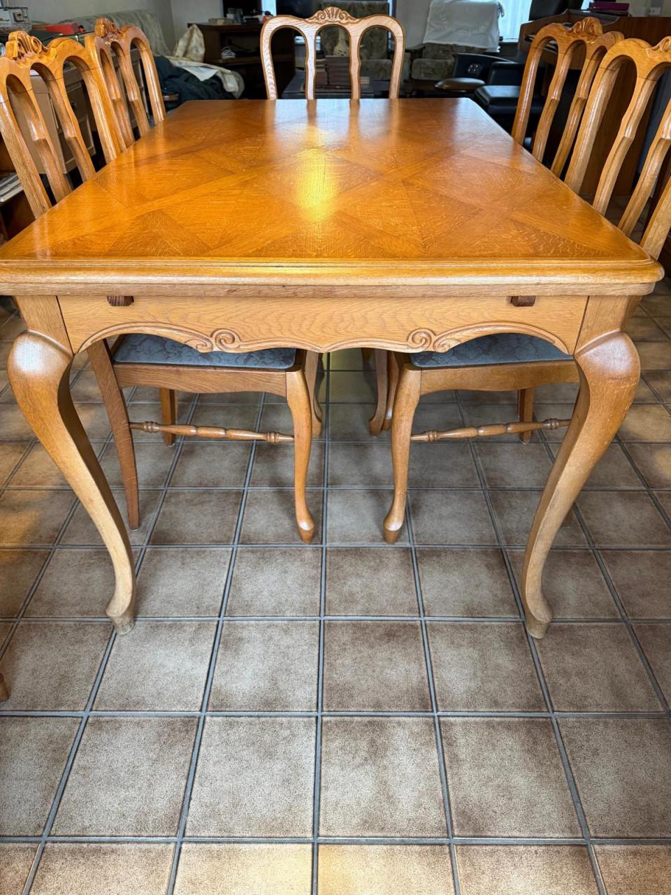 Klassieke massief eiken eettafel met 6 stoelen