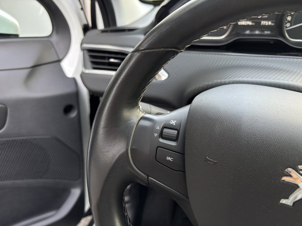 Peugeot 2008 allure 1.2-111pk/panoramadak/trekhaak
