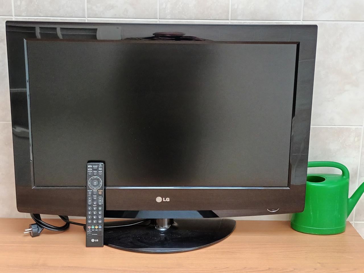 LG 32 inch9 82 cm ) LCD TV, type 32LG300, compleet op voet en originele AB