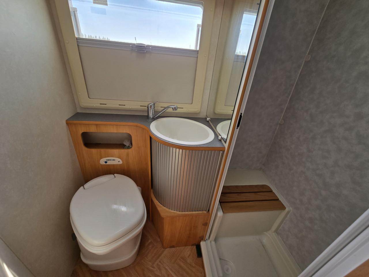 Zeer complete Adriatik 4 pers camper. Je kunt er gelijk mee op pad.